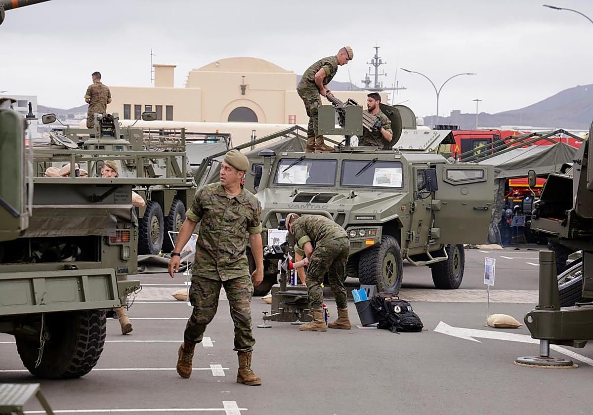 Imágenes de la exposición por los actos del Día de las Fuerzas Armadas en Las Palmas de Gran Canaria