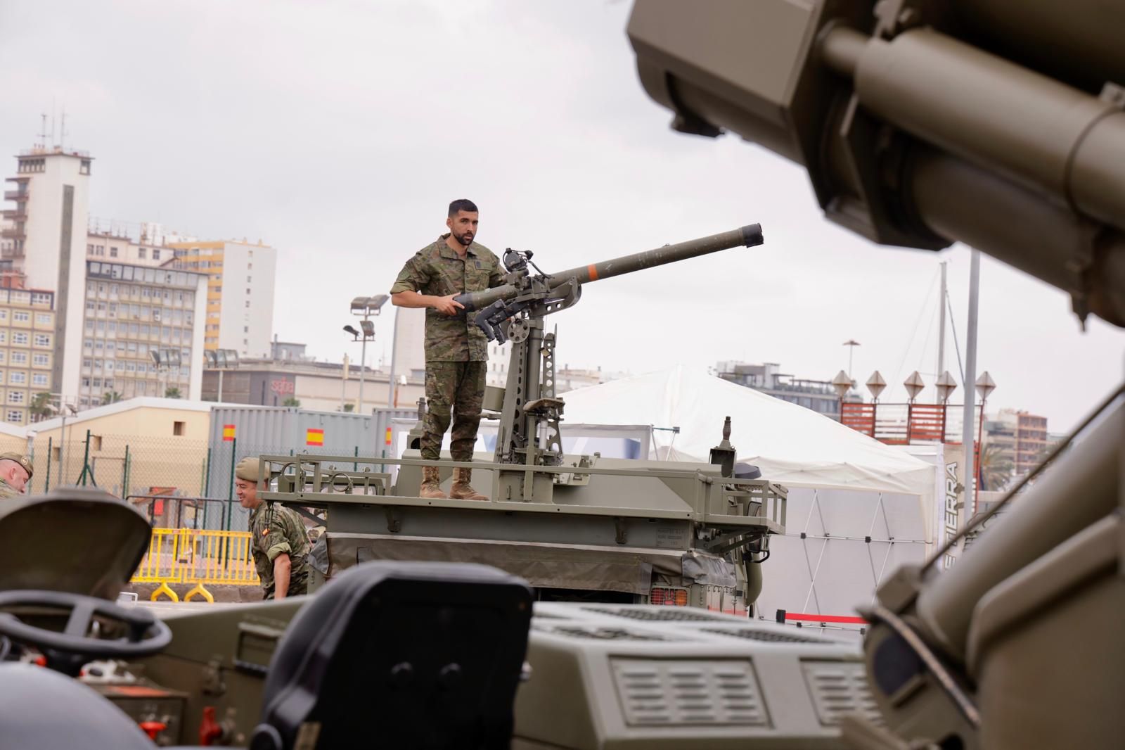 Imágenes de la exposición por los actos del Día de las Fuerzas Armadas en Las Palmas de Gran Canaria