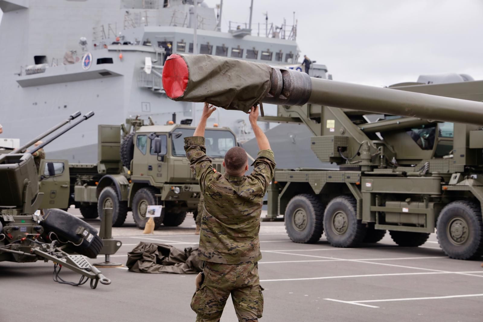 Imágenes de la exposición por los actos del Día de las Fuerzas Armadas en Las Palmas de Gran Canaria
