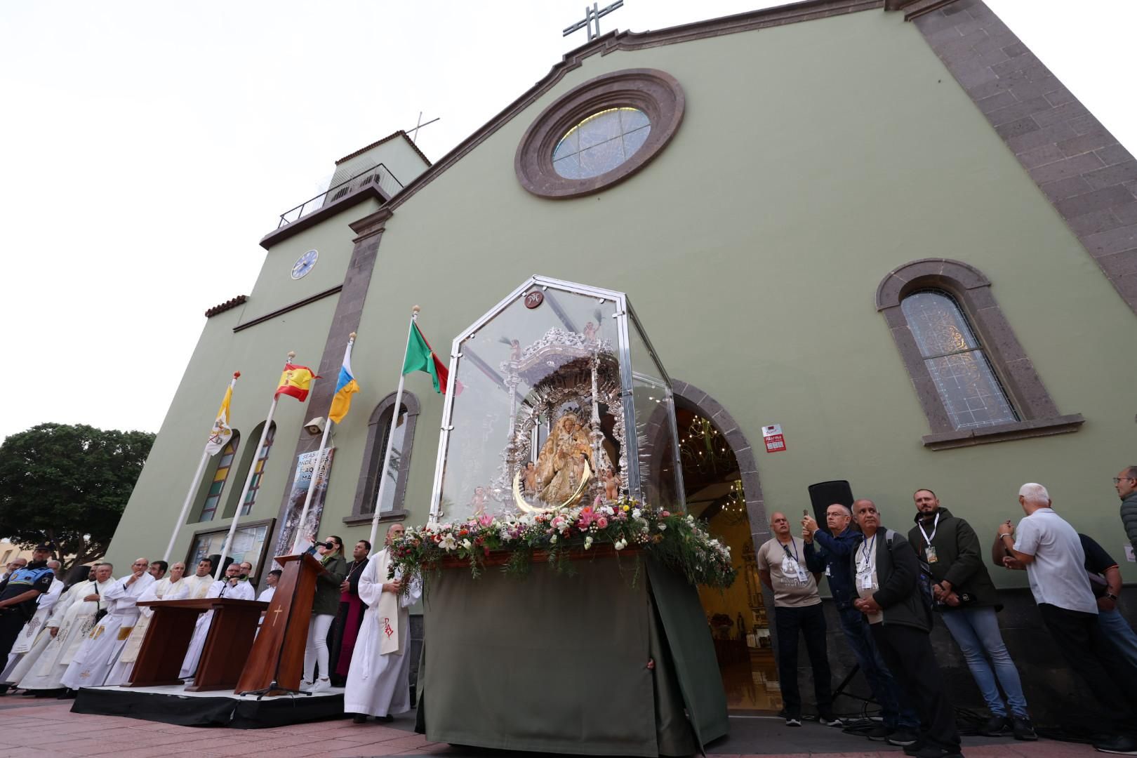 Devoción y tradición: la Virgen del Pino llena de fe las calles de Vecindario