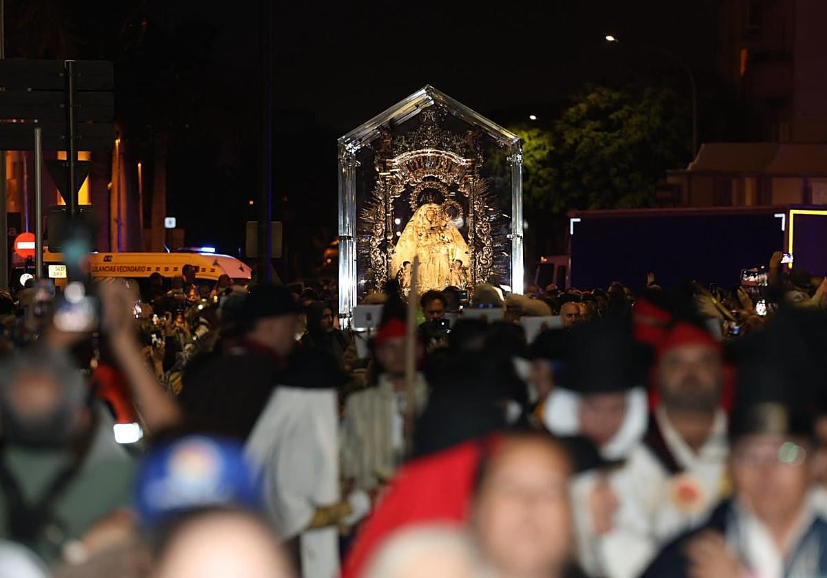 Devoción y tradición: la Virgen del Pino llena de fe las calles de Vecindario