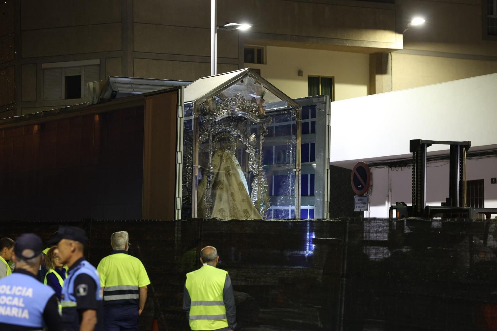 Devoción y tradición: la Virgen del Pino llena de fe las calles de Vecindario