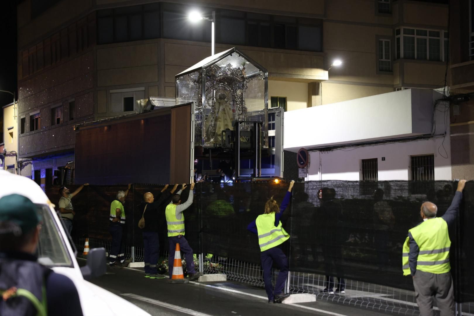 Devoción y tradición: la Virgen del Pino llena de fe las calles de Vecindario