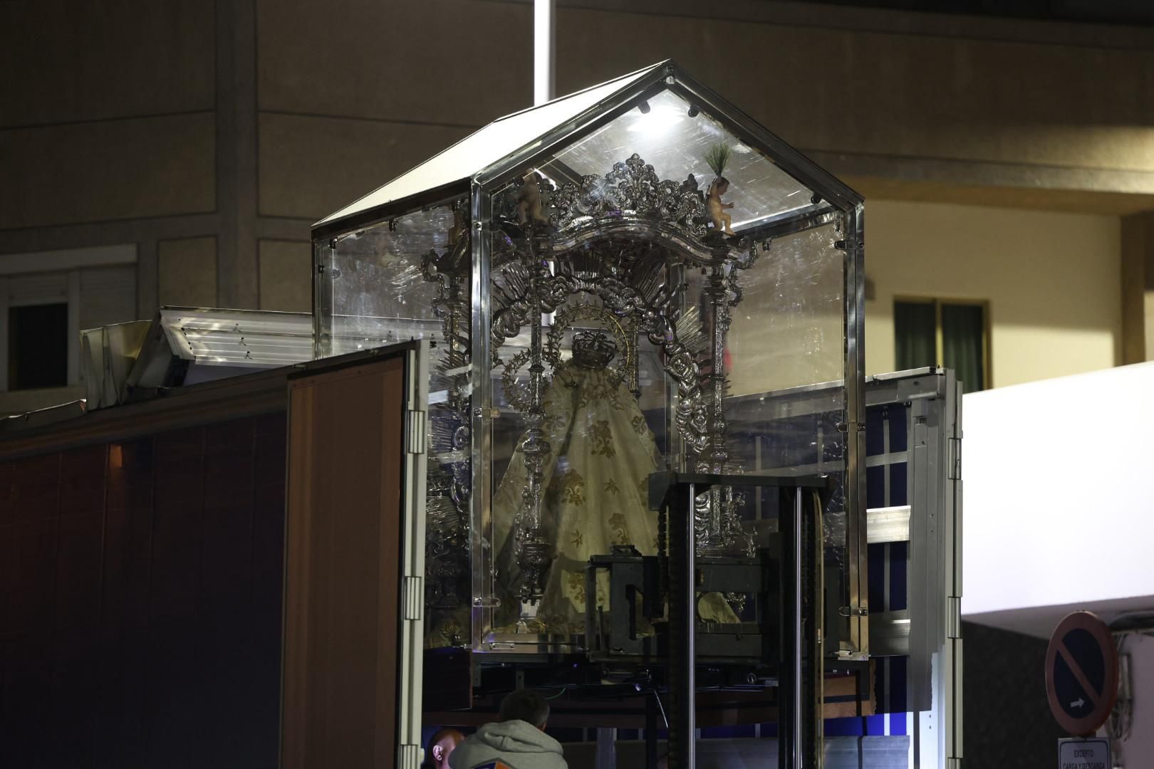 Devoción y tradición: la Virgen del Pino llena de fe las calles de Vecindario