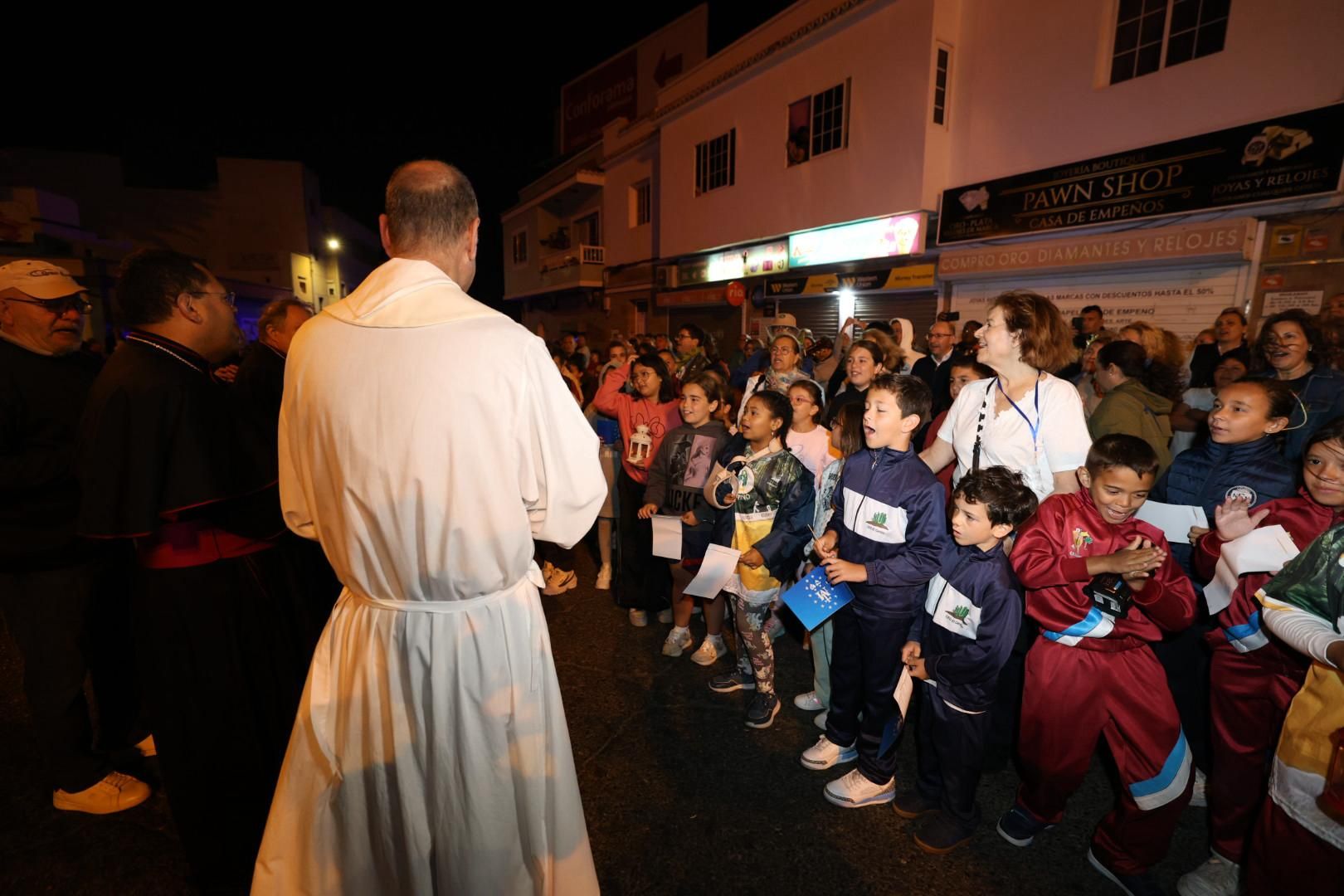 Devoción y tradición: la Virgen del Pino llena de fe las calles de Vecindario