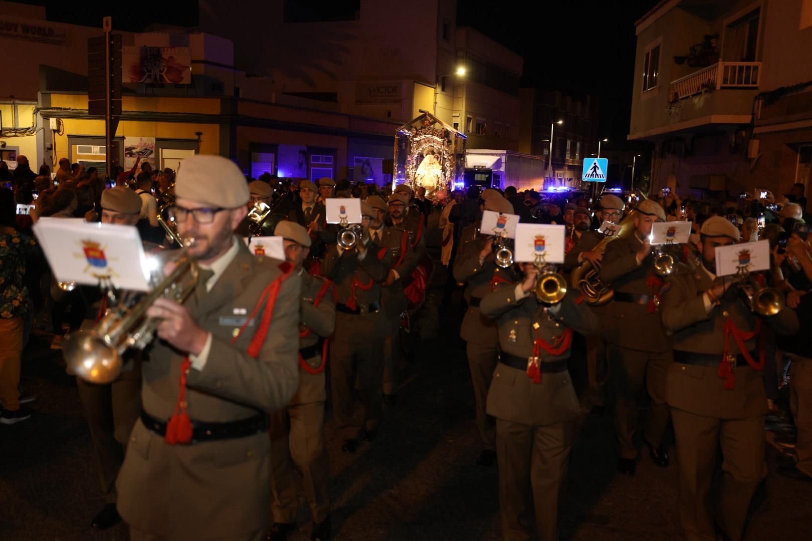 Devoción y tradición: la Virgen del Pino llena de fe las calles de Vecindario