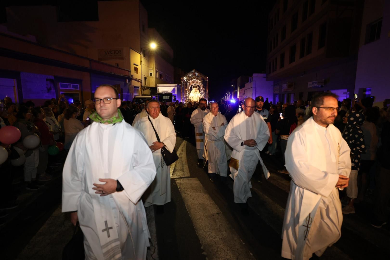 Devoción y tradición: la Virgen del Pino llena de fe las calles de Vecindario
