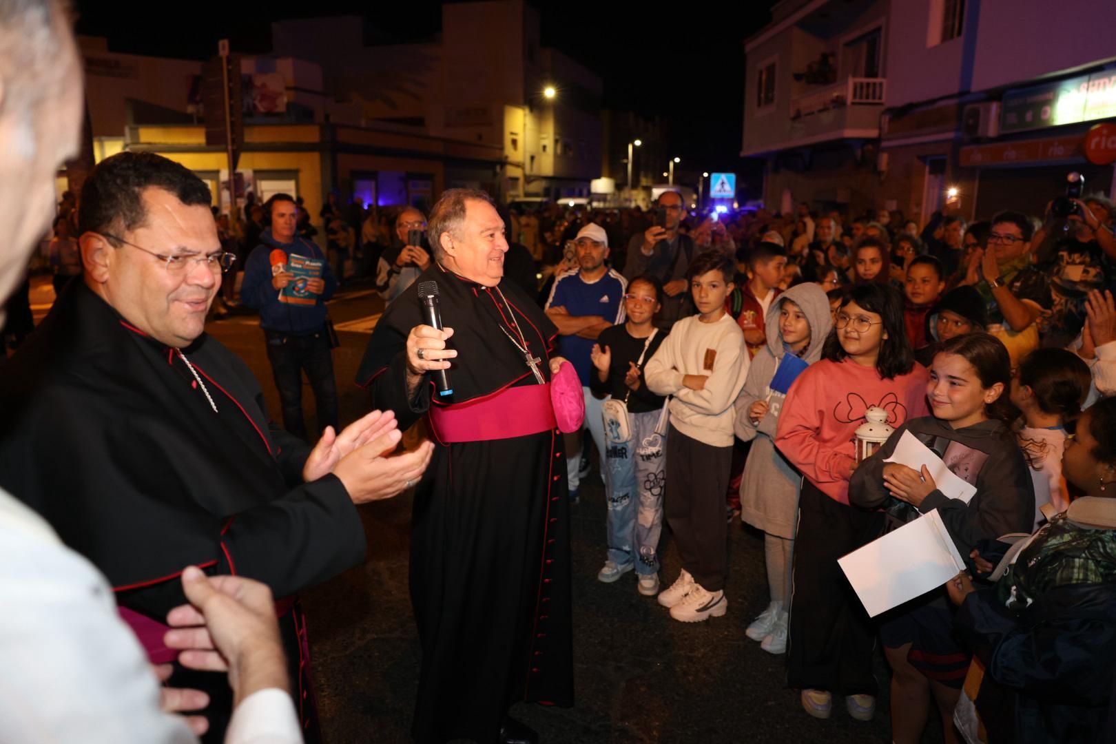 Devoción y tradición: la Virgen del Pino llena de fe las calles de Vecindario