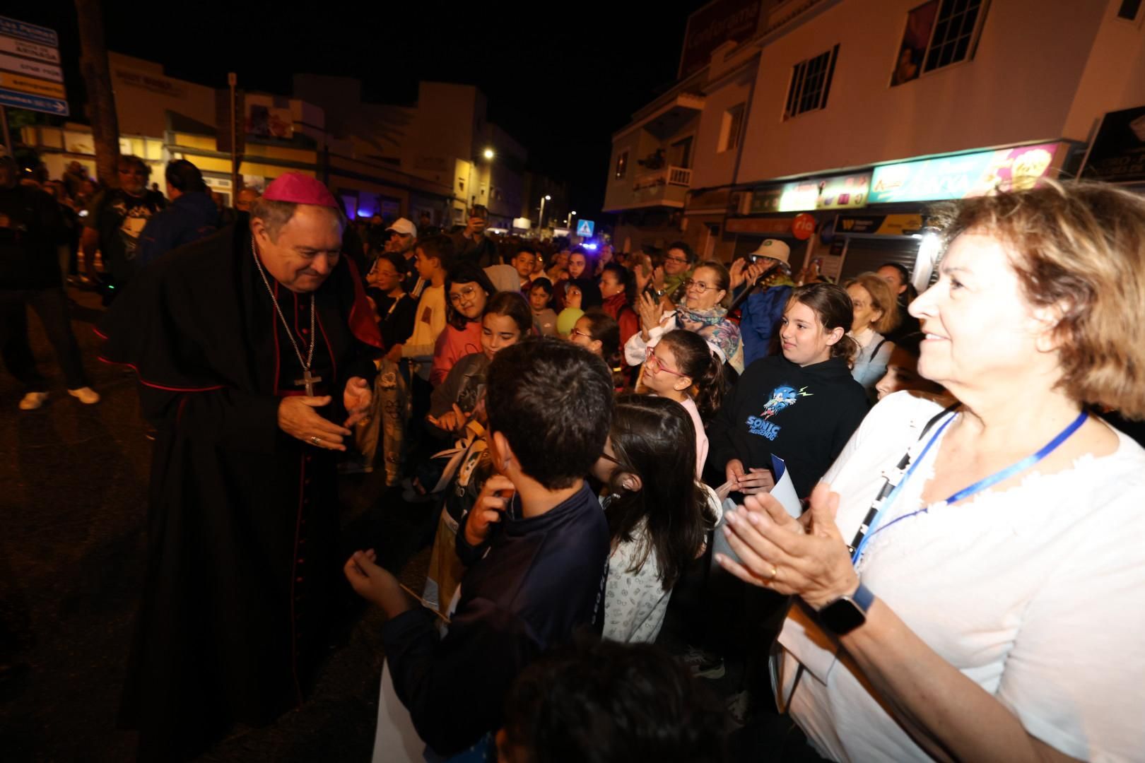 Devoción y tradición: la Virgen del Pino llena de fe las calles de Vecindario