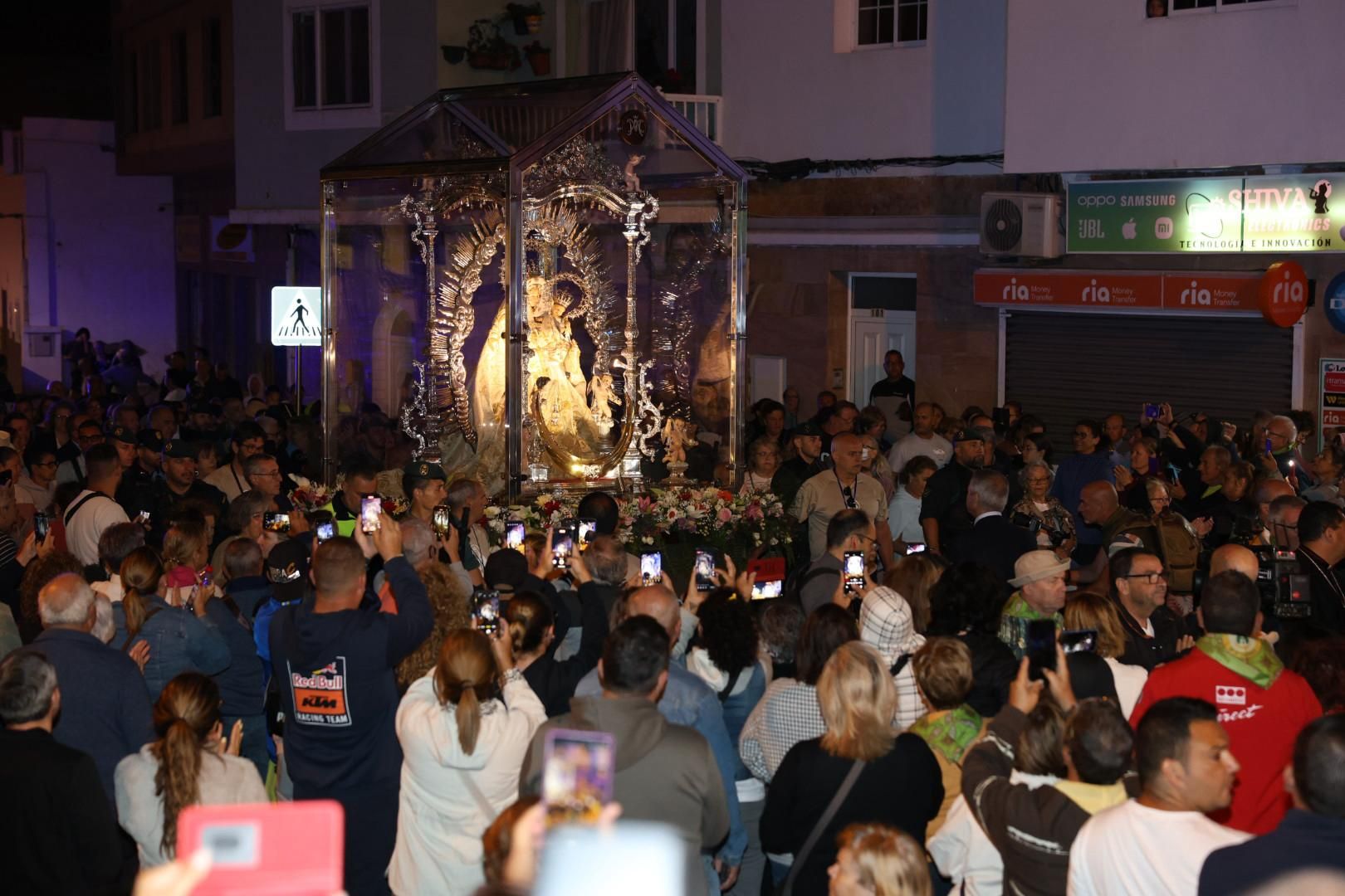 Devoción y tradición: la Virgen del Pino llena de fe las calles de Vecindario