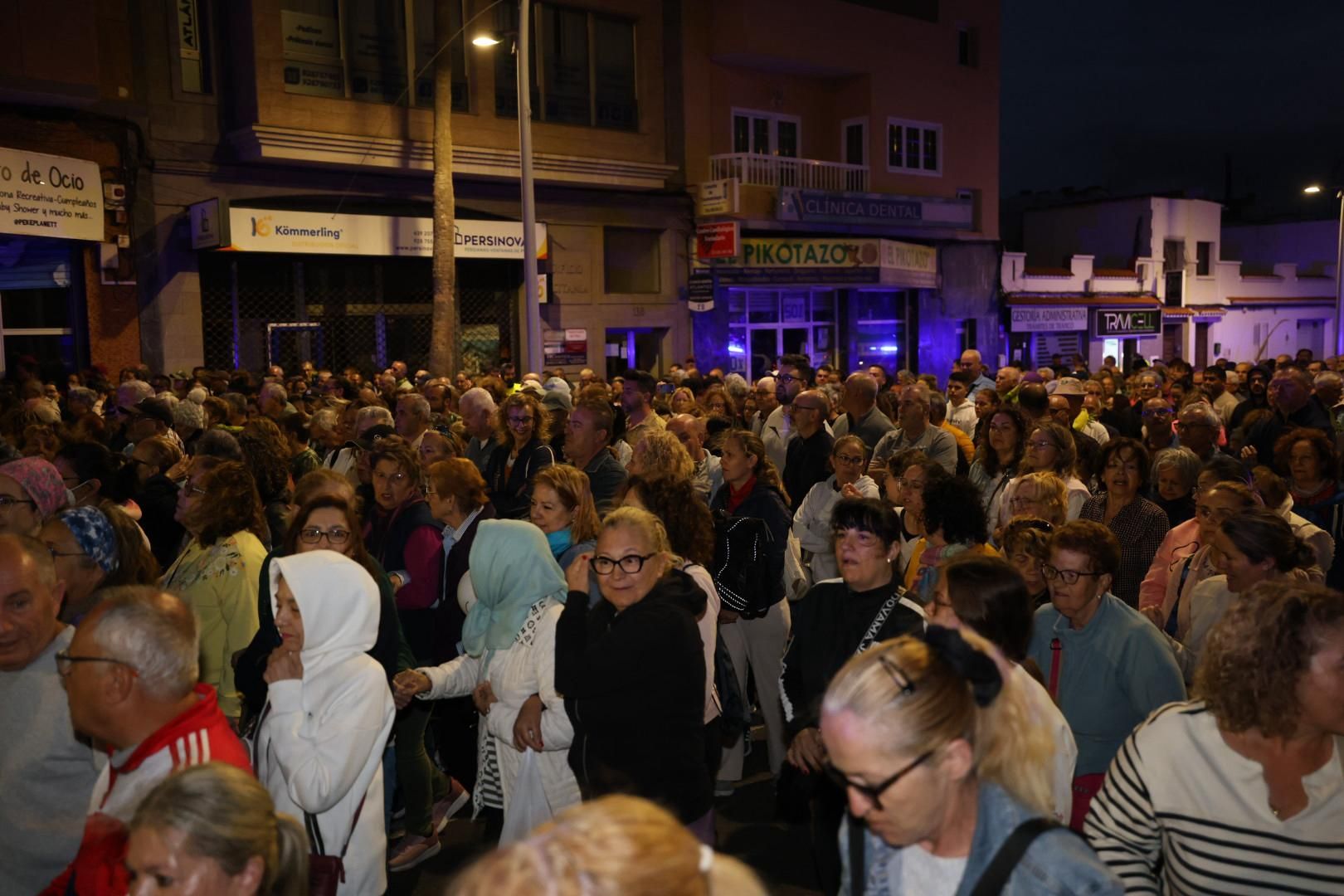 Devoción y tradición: la Virgen del Pino llena de fe las calles de Vecindario