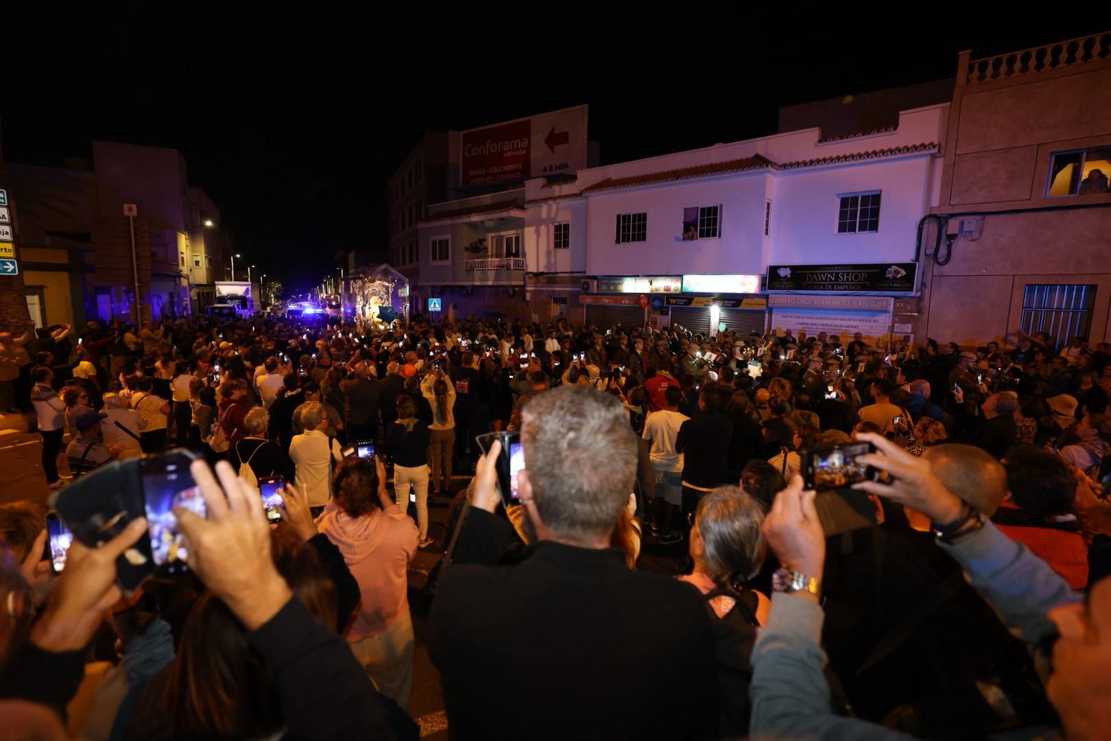 Devoción y tradición: la Virgen del Pino llena de fe las calles de Vecindario