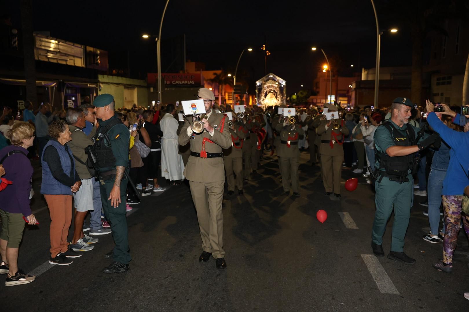 Devoción y tradición: la Virgen del Pino llena de fe las calles de Vecindario