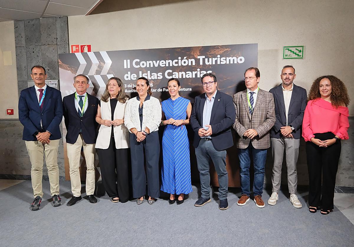 La consejera regional Jessica de León y la presidenta majorera Lola García, entre otras autoridades, en la inauguracion de la convención celebrada este martes en Puerto del Rosario.