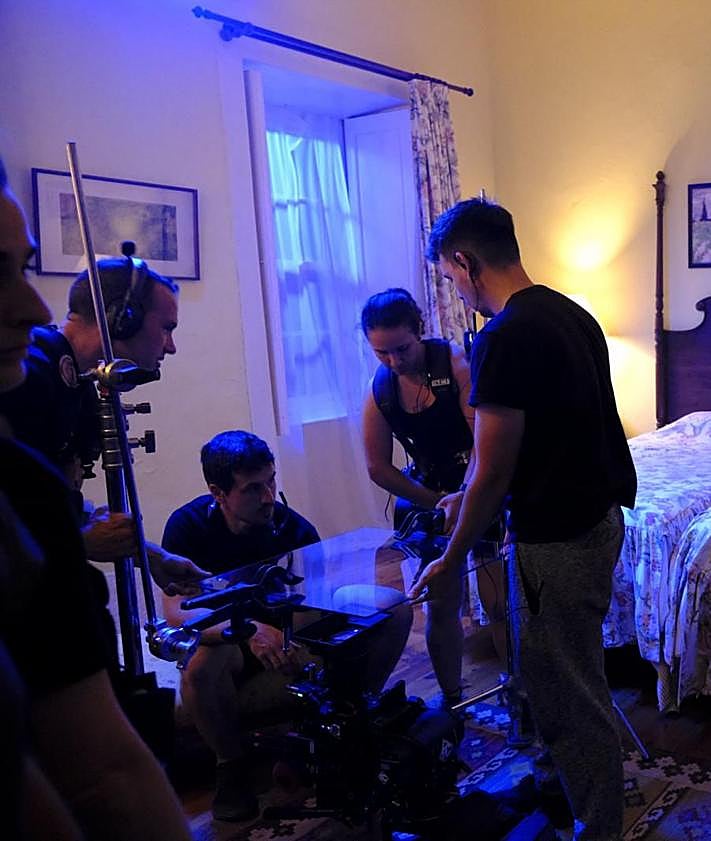 Imagen secundaria 2 - Patricia González y Peri, productores del filme. Abajo, distintos momentos del rodaje en el hotel Las Longueras, en el Valle de Agaete.