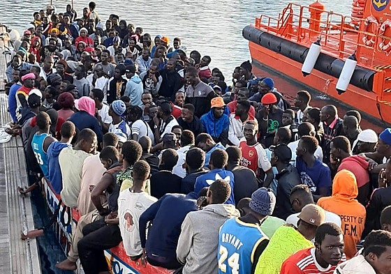 Imagen de archivo de un cayuco en el Puerto de Los Cristianos.