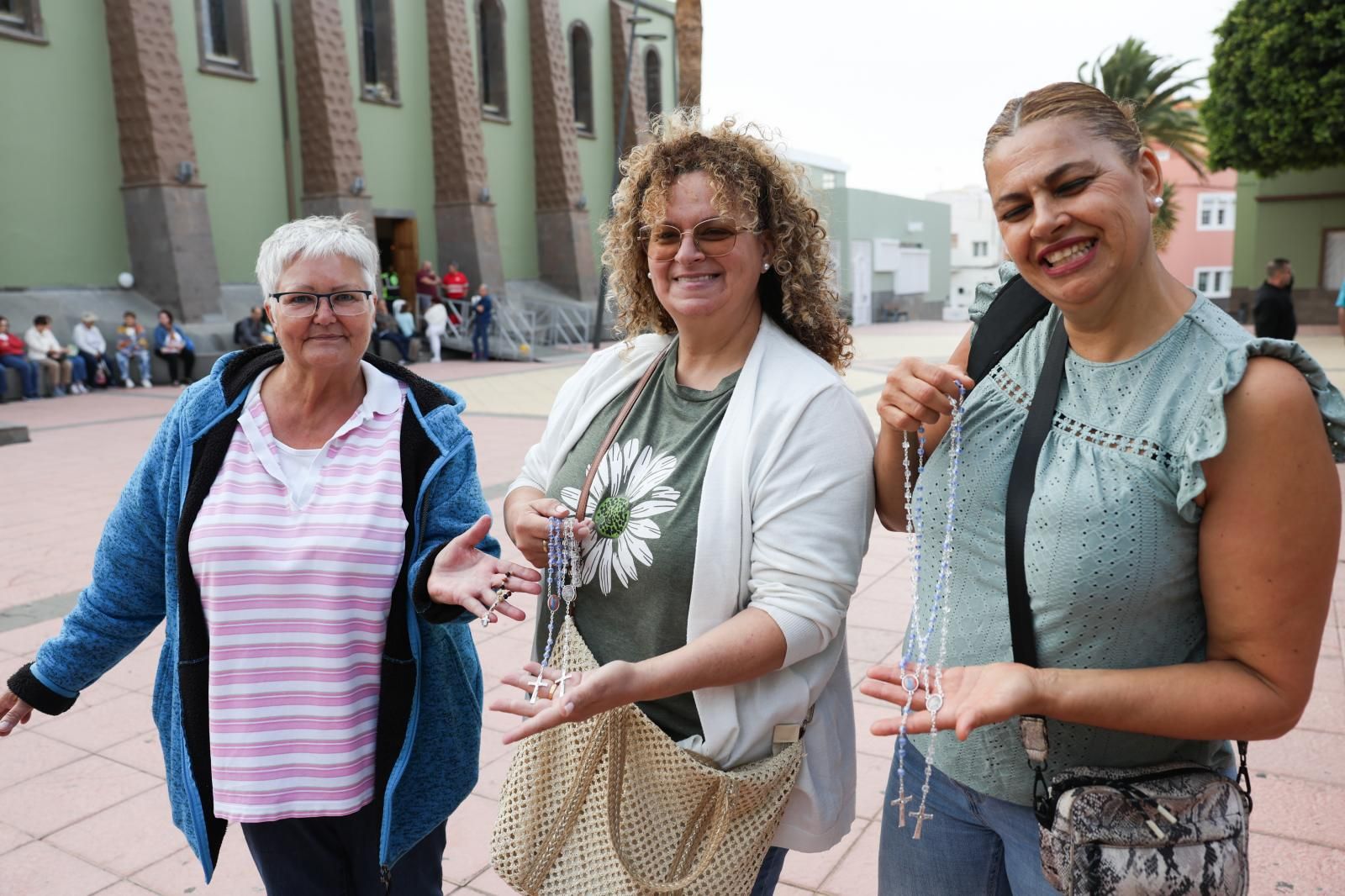 Devoción y tradición: la Virgen del Pino llena de fe las calles de Vecindario