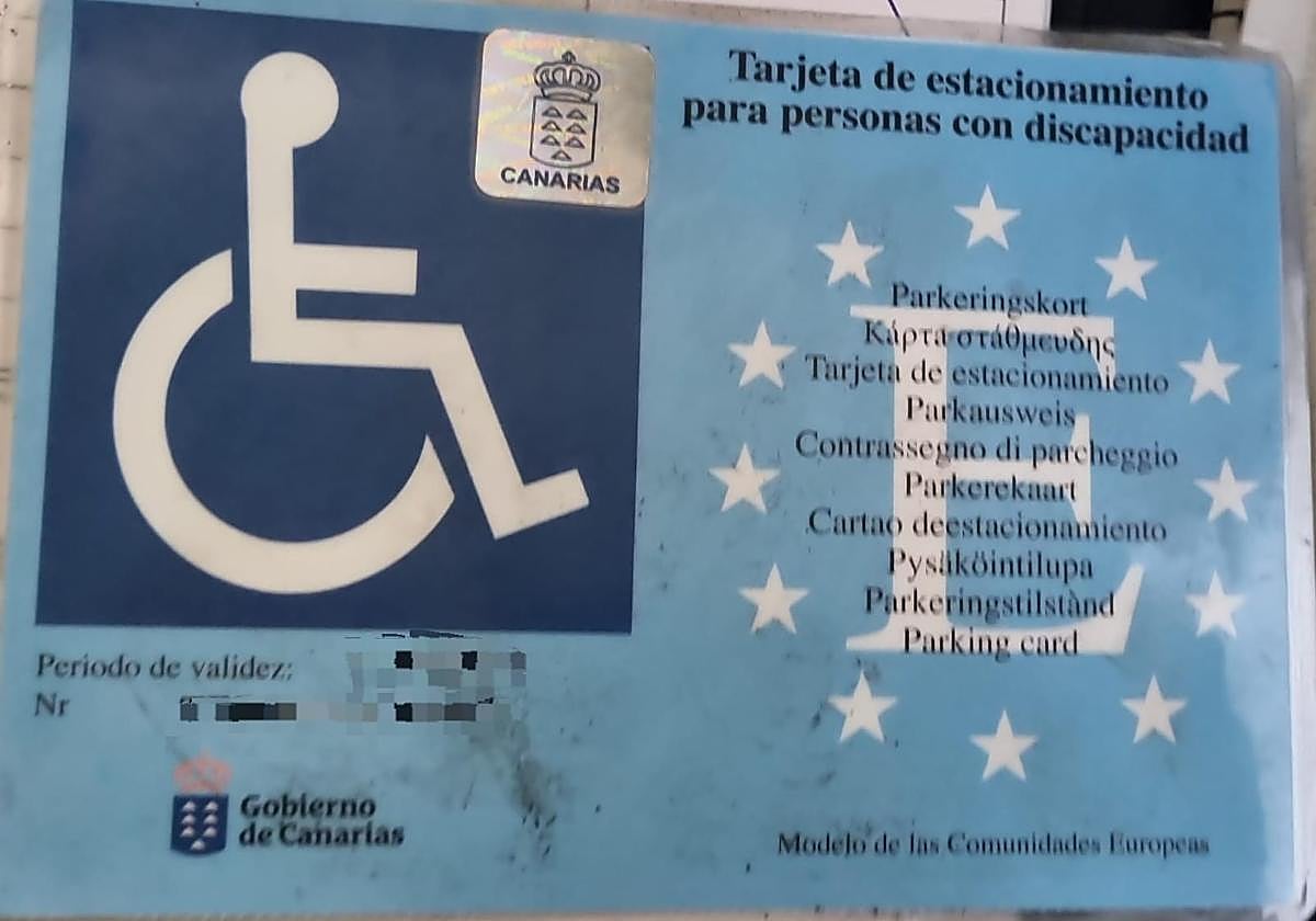 La tarjeta de estacionamiento para personas con discapacidad retirada por los agentes.