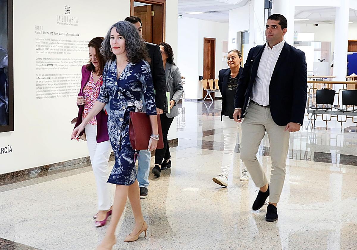 Consejeros socialistas llegando al salón de plenos.