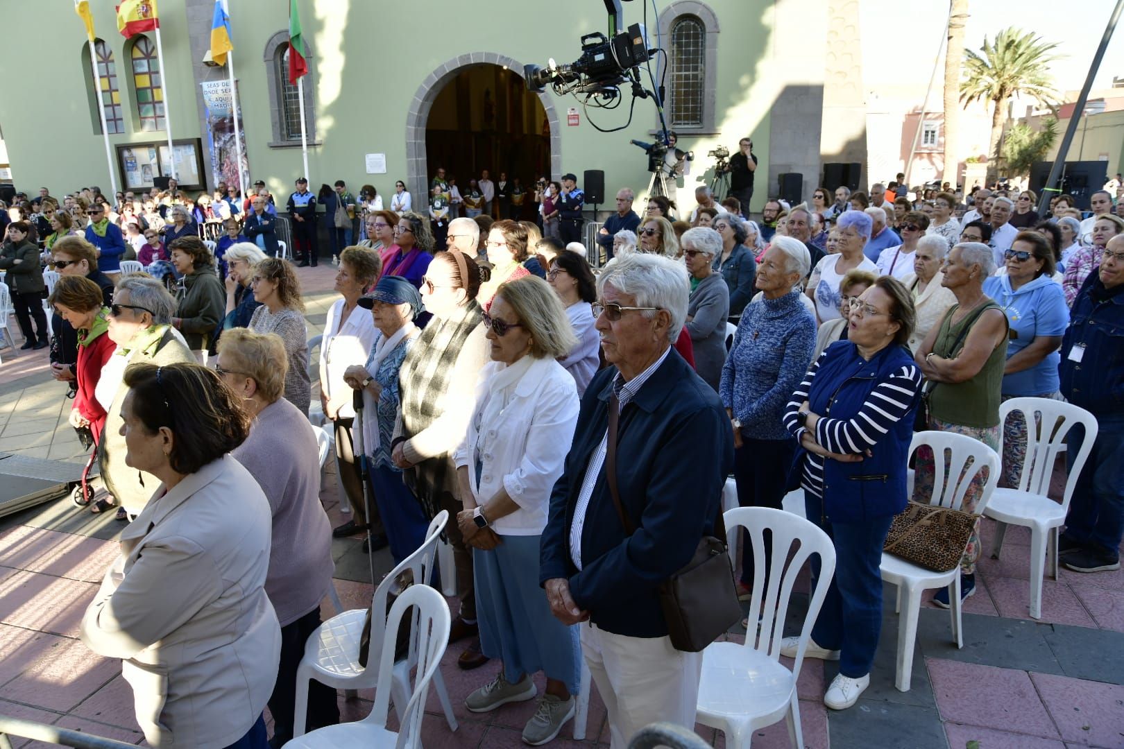 Vecindario despide a la Virgen con música y oración