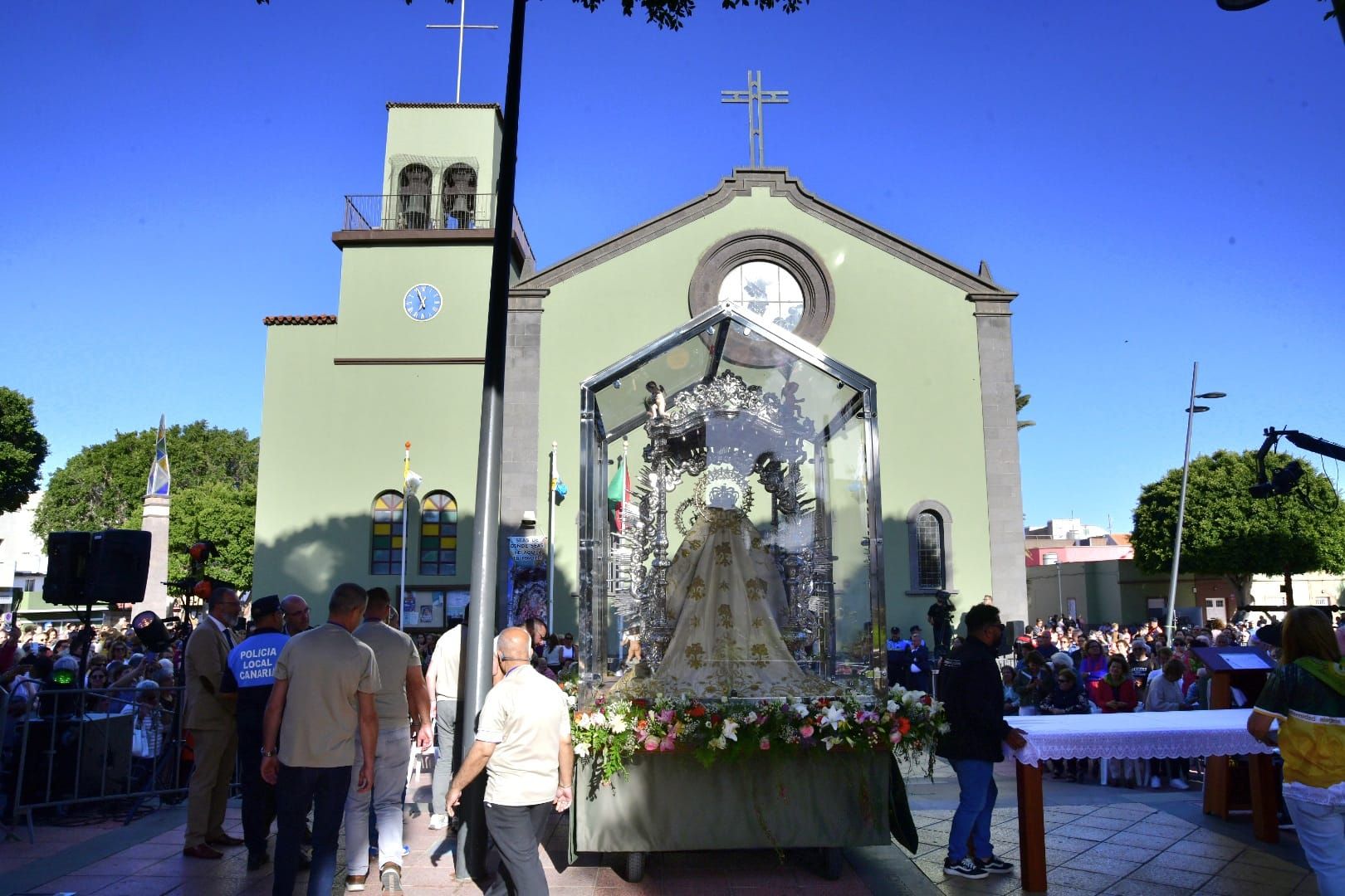 Vecindario despide a la Virgen con música y oración