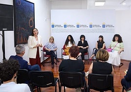 La consejera Migdalia Machín, la moderadora Felicidad Batista y las autoras Lana Corujo, Aida González Rossi, Elena Correa y Melania Domínguez.