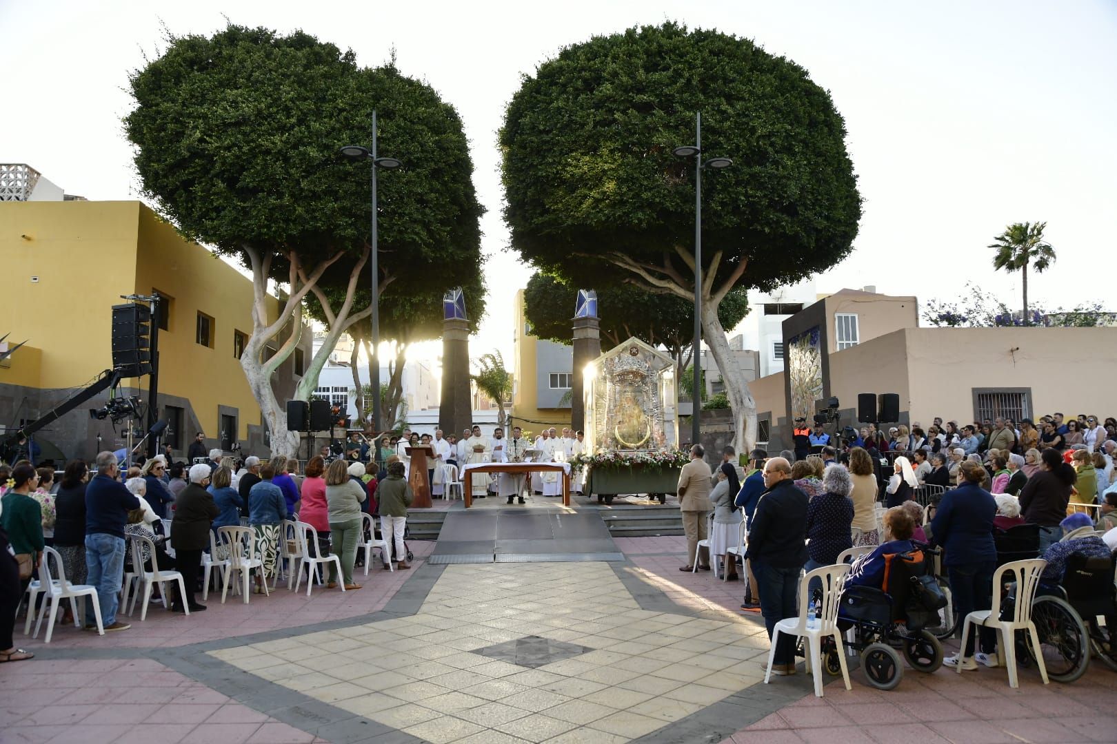 Vecindario despide a la Virgen con música y oración