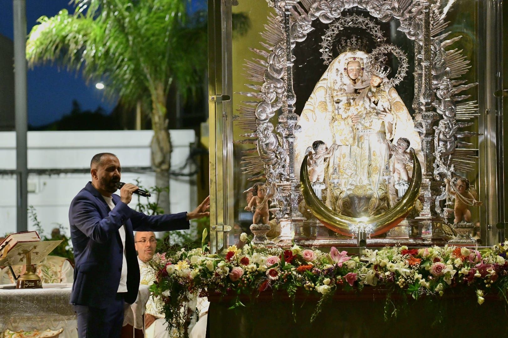 Vecindario despide a la Virgen con música y oración