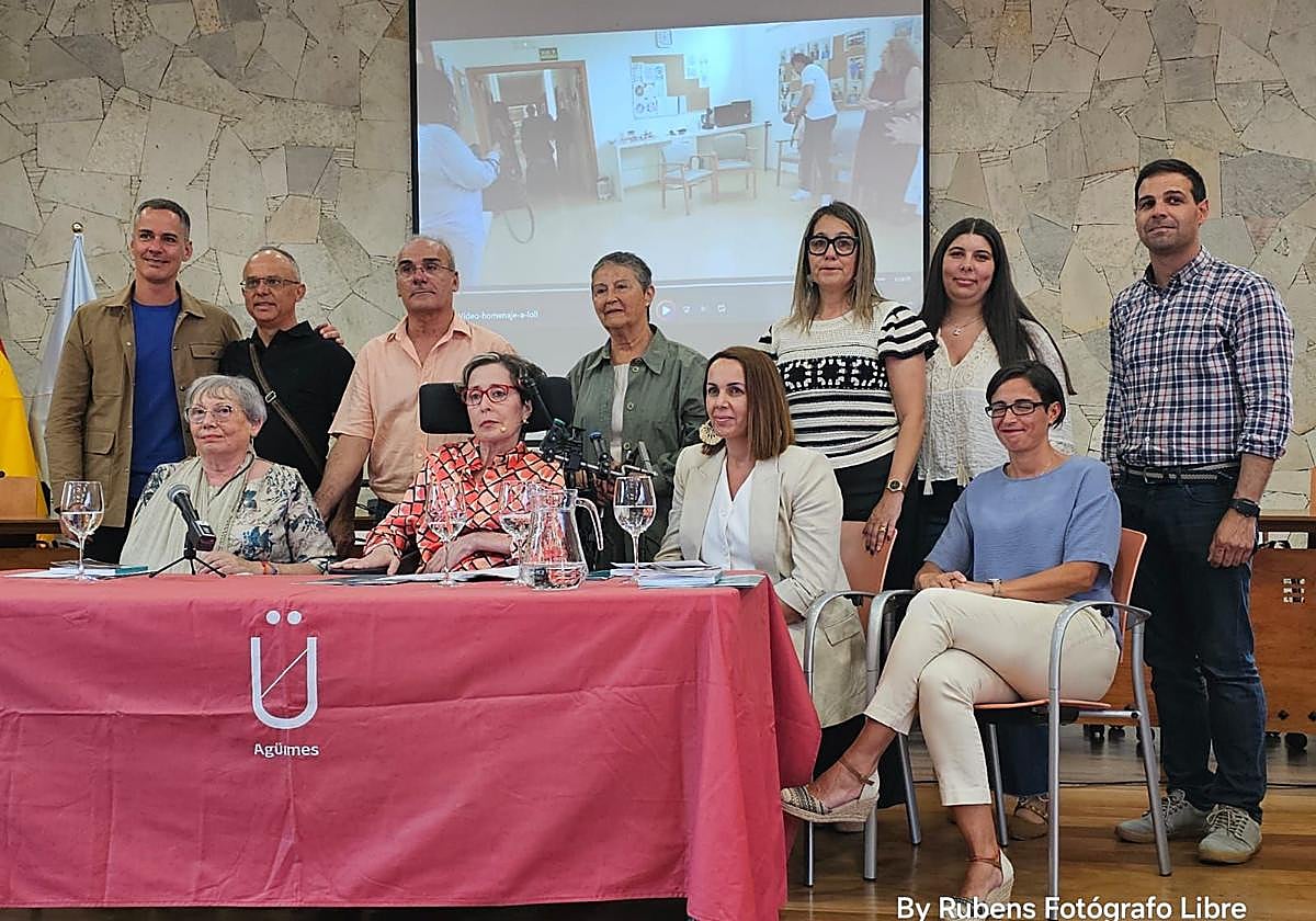 Loly Martel, en el centro, junto a colaboradores del libro y del acto de presentación.
