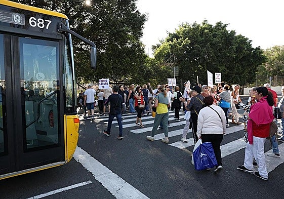 Un momento de la protesta protagonizada por las personas que residen en el barrio.