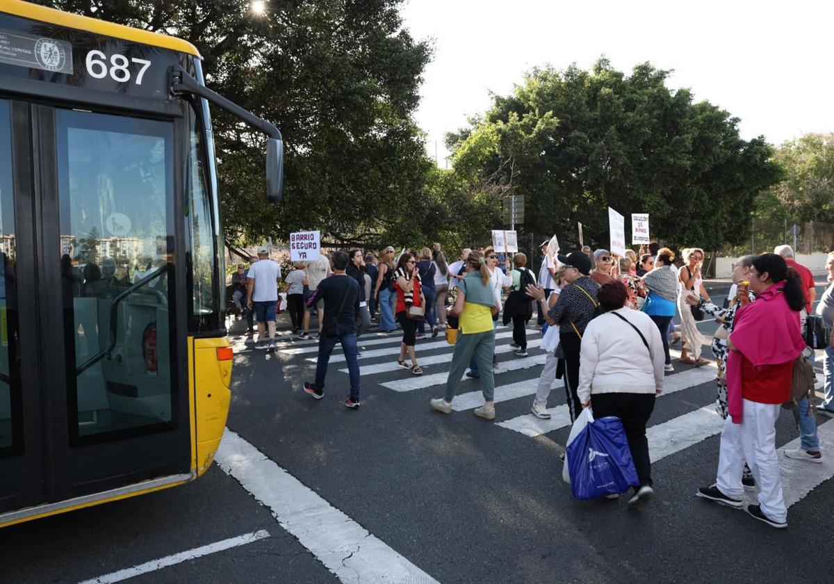 Un momento de la protesta protagonizada por las personas que residen en el barrio.