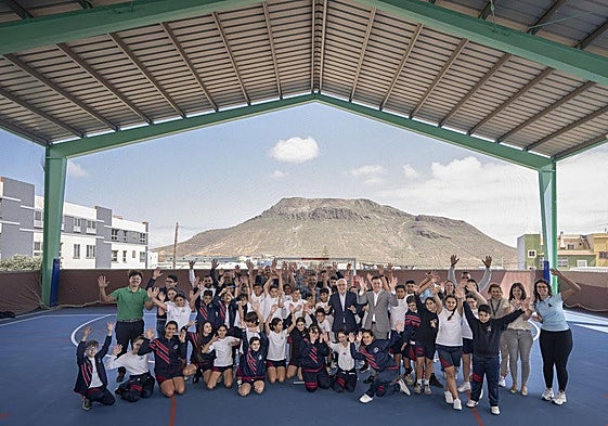 Los alumnos del CEIP Los Quintana estrenaron este miércoles la reforma de la cancha.