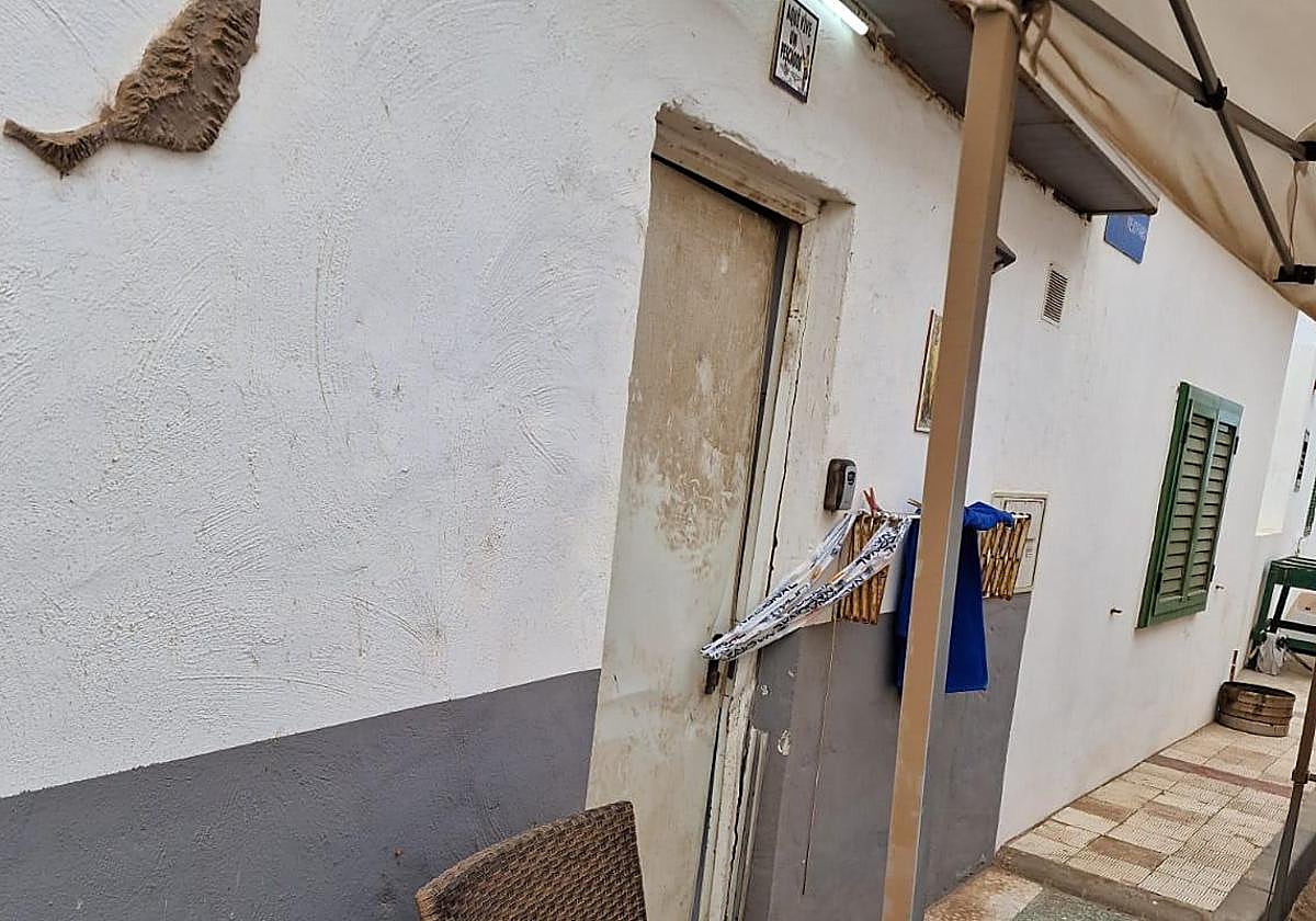 Imagen de uno de los locales en la en Punta de Jandía registrados y precintados por la policía.