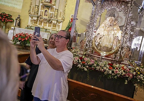 Selfies con al Virgen del Pino, este miércoles.