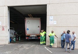 Personal de Urbaser, minutos antes de la negociación hecha este miércoles.