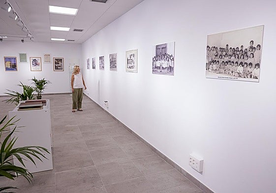 La edil Consuelo Díaz, de visita por la exposición, que este viernes abrirá al público.