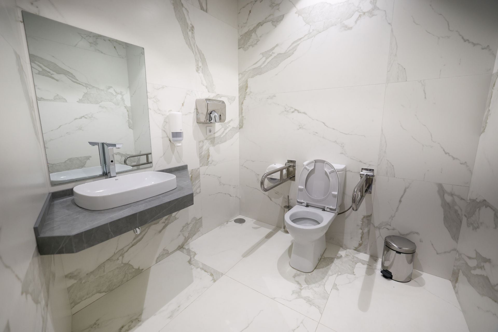 Inauguración de las nuevas instalaciones de la Funeraria La Auxiliadoraen en Gáldar, en imágenes