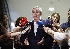 El presidente de Canarias, Fernando Clavijo, atiende a los medios este jueves en Madrid.