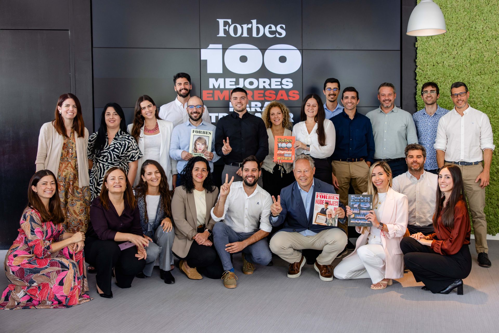 Foto de familia de Domingo Alonso Group.