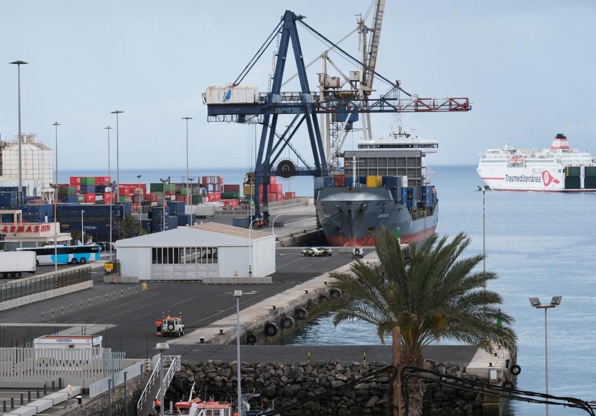 Trasiego de barcos de carga en el muelle comercial de Puerto del Rosario.