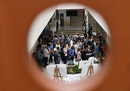 Foto e archivo de aspirantes en unas oposiciones de Educación.