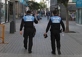 Imagen de archivo de dos agentes de la Policía Local en Arrecife