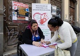 Janeth Duro, presidenta de Con tu ayuda todos sumaremos, en una recogida de firmas para impulsar la norma el pasado abril.