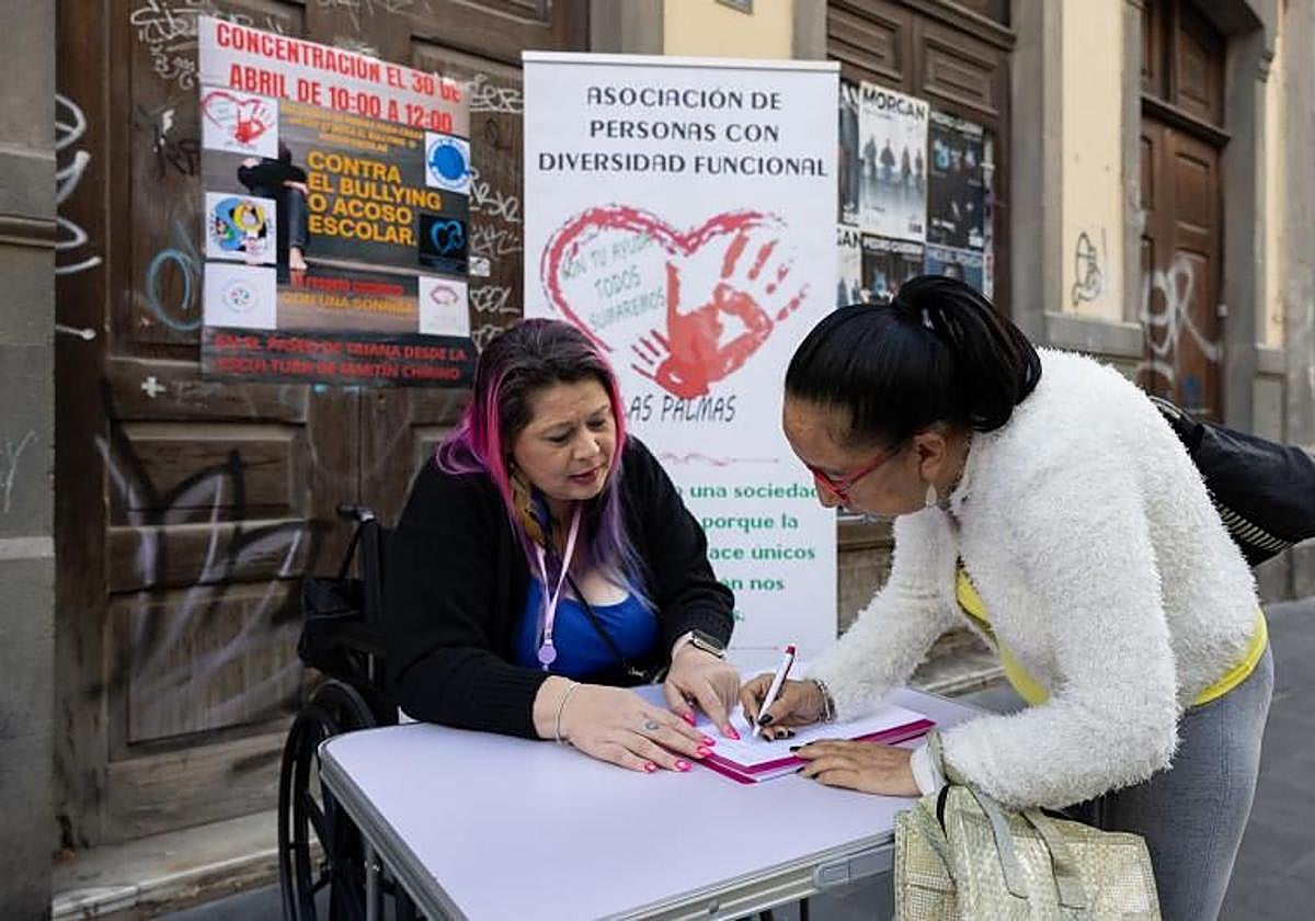 Janeth Duro, presidenta de Con tu ayuda todos sumaremos, en una recogida de firmas para impulsar la norma el pasado abril.