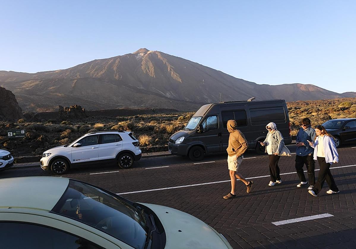 Foto de archivo de varias personas visitando la base del Teide, en Las Cañadas.