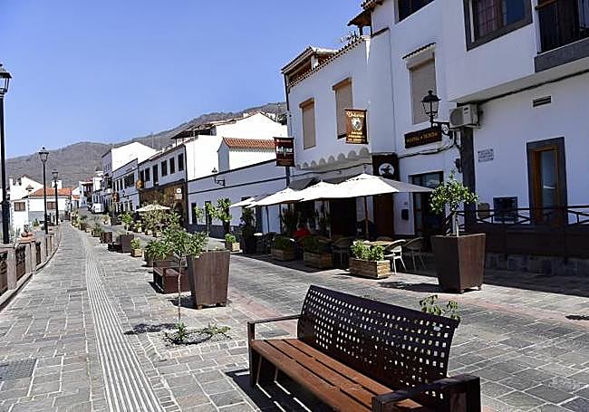 Calle del casco urbano de Tejeda sin una persona a la vista.
