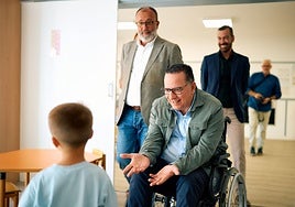 El consejero Poli Suárez junto al alcalde de Santa Lucía, Francisco García, durante la visita al centro.