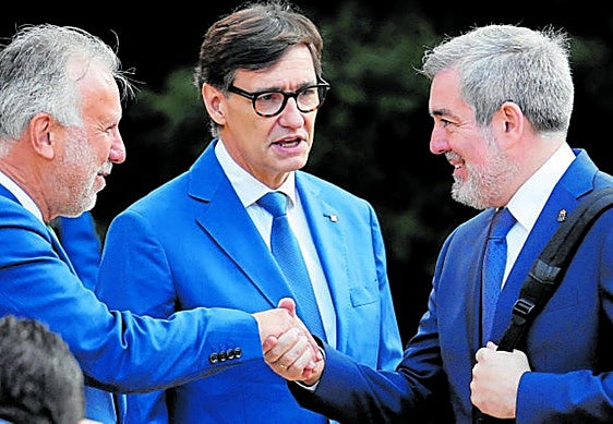El presidente de Canarias, Fernando Clavijo (1i) saluda al ministro Ángel Víctor Torres, y al presidente catalán, Salvador Illa.