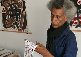 Hawad protagoniza la 'performance' titulada 'La furigrafía para resistir a la asfixia de los horizontes'.