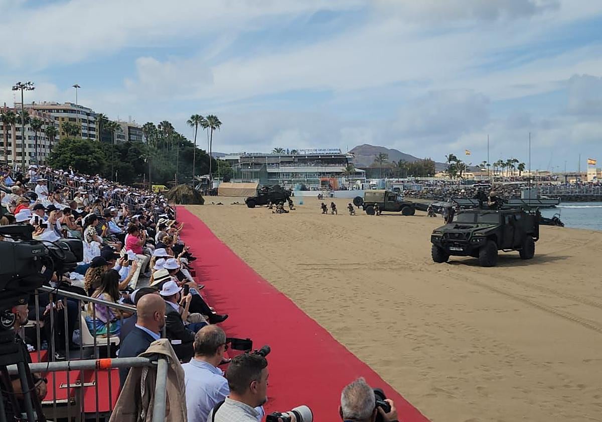 El rey de España presidiendo la exhibición de las Fuerzas Armadas.